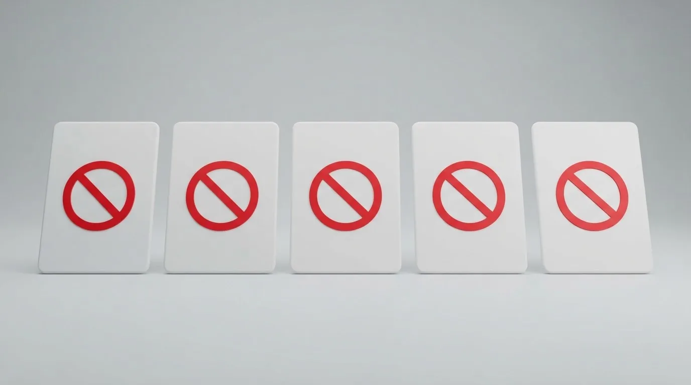 Une rangée de logos de plateformes de casino barrés d'un pictogramme d'avertissement sur fond neutre